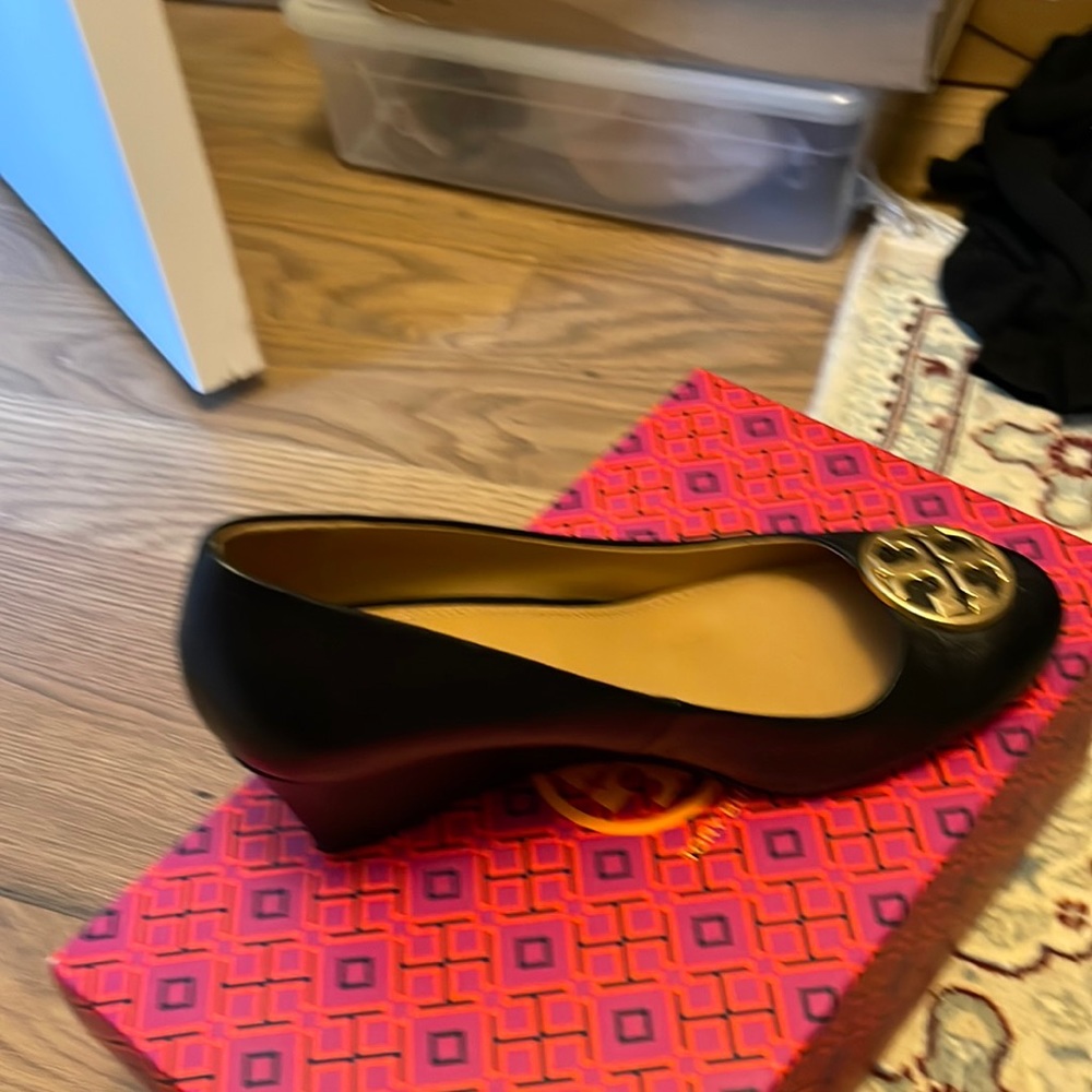 Size 7.5 shoe